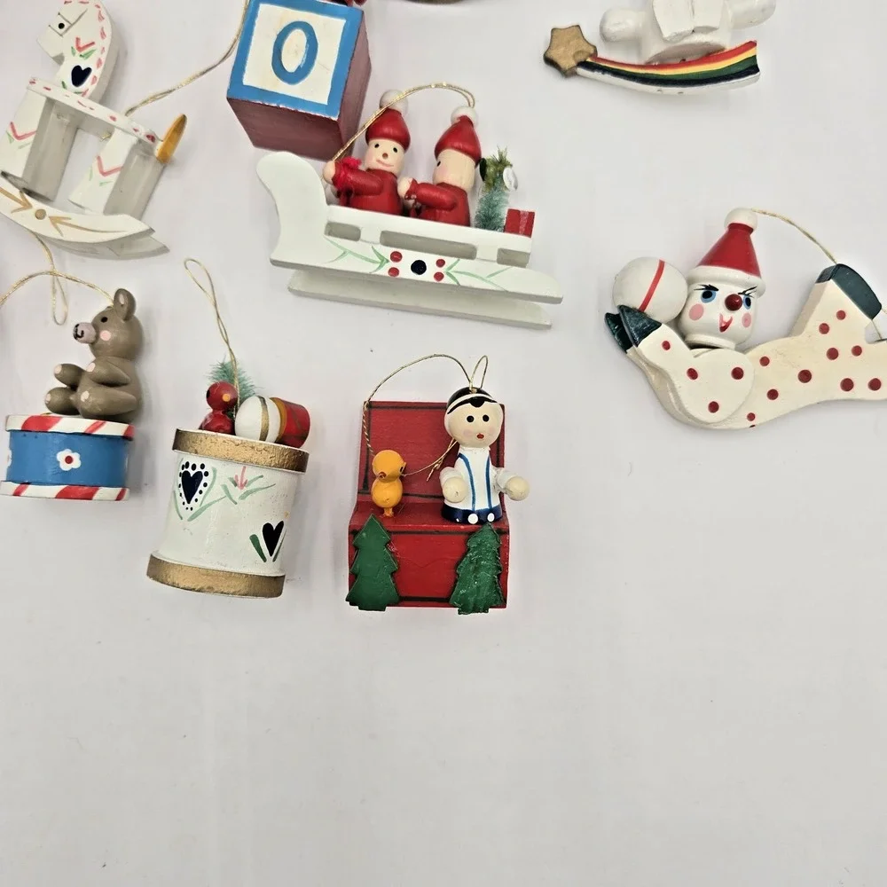READ 12 Vtg Miniature Wooden Christmas‎ Tree Ornaments Hand-Painted